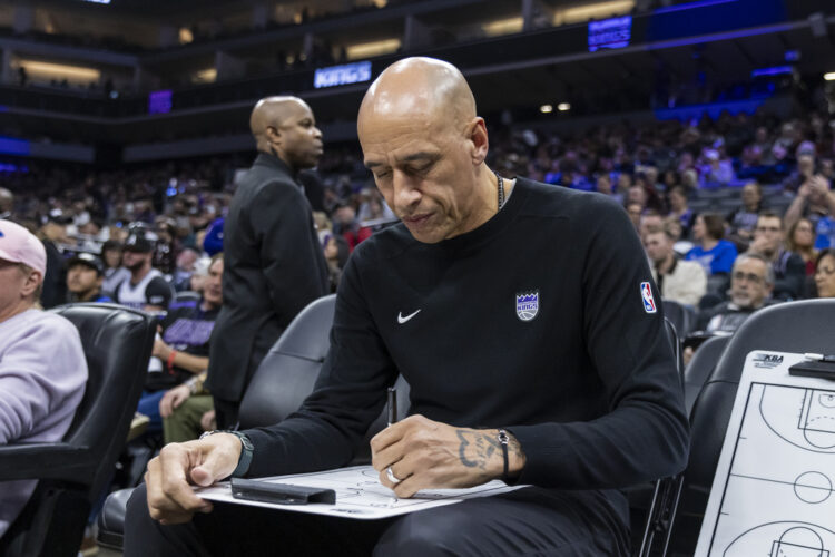 Kings' interim coach Doug Christie gets 1st win after taking over for Mike Brown